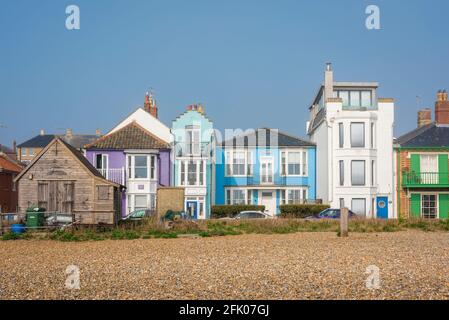 Aldeburgh Suffolk UK, Blick im Sommer auf farbenfrohe Ferienimmobilien an der Küste in Aldeburgh, Suffolk, England, Großbritannien Stockfoto
