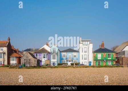 Aldeburgh Suffolk UK, Blick im Sommer auf farbenfrohe Ferienimmobilien an der Küste in Aldeburgh, Suffolk, England, Großbritannien Stockfoto