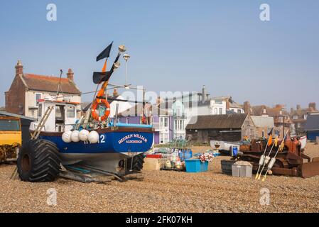 Traditionelle Küste von Suffolk, Blick im Sommer auf Angelausrüstung und ein traditionelles Fischerboot am Strand von Aldeburgh, Suffolk, England, Großbritannien. Stockfoto