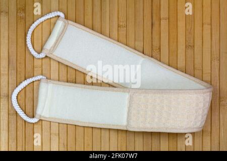 Rückenschrubbing weichen Handtuchgurt zu reiben Peeling Haut während der Dusche mit 2 Seil zu ziehen, auf Holzhintergrund Stockfoto