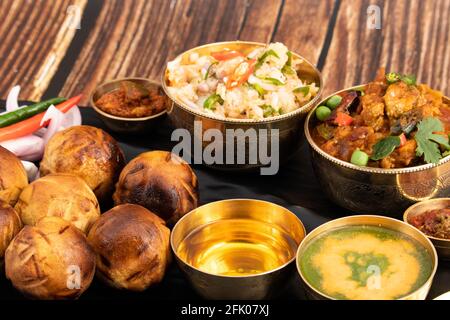 Litti Chokha Oder Liti Choka Gefüllt Mit Chana Sattu Und In Desi Ghee Ist Die Regionale Küche Von Bihar Jharkhand Getränkt Und Uttar Pradesh Wird Mit Alo Serviert Stockfoto