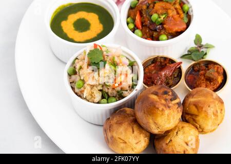 Litti Chokha Oder Liti Choka Gefüllt Mit Chana Sattu Und In Desi Ghee Ist Die Regionale Küche Von Bihar Jharkhand Getränkt Und Uttar Pradesh Wird Mit Alo Serviert Stockfoto