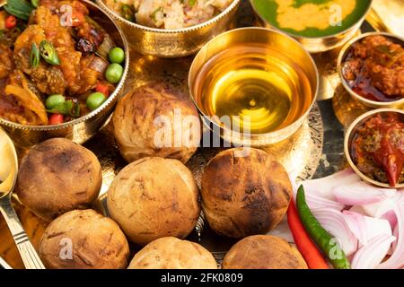 Litti Chokha Oder Liti Choka, Gefüllt Mit Chana Sattu, Ist Ein Indisches Gericht Aus Bihar. Es wird mit Ginger Garlic Mint Chutney und Baingan Bharta Prepare serviert Stockfoto