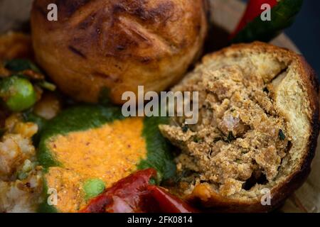 Litti Chokha Oder Liti Choka, Gefüllt Mit Chana Sattu, Ist Ein Indisches Gericht Aus Bihar. Es wird mit Ginger Garlic Mint Chutney und Baingan Bharta Prepare serviert Stockfoto