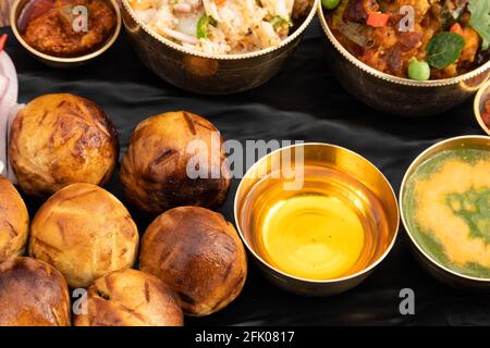 Litti Chokha Oder Liti Choka Gefüllt Mit Chana Sattu Und In Desi Ghee Ist Die Regionale Küche Von Bihar Jharkhand Getränkt Und Uttar Pradesh Wird Mit Alo Serviert Stockfoto