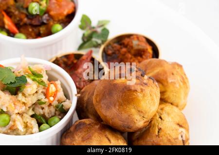 Litti Chokha Oder Liti Choka Gefüllt Mit Chana Sattu Und In Desi Ghee Ist Die Regionale Küche Von Bihar Jharkhand Getränkt Und Uttar Pradesh Wird Mit Alo Serviert Stockfoto