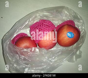 DENPASAR, INDONESIEN - 13. Februar 2021: Die Marke „wider Ways“ für rote Äpfel in Plastiktüten, denpasar, bali, 13. februar 2021 Stockfoto