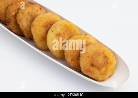 Lieblingsinder Aloo Tikki Auch Bekannt Als Alu Ki Tikkia Ist Ein Gewürzter Kartoffelpüree Oder Hacksteaks, Die In Verwendet Werden Verschiedene Masala Chaat Snacks Stockfoto