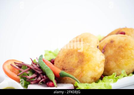Aloo Tikki, Auch Bekannt Als Alu Ki Tikkia, Wird Gewürzt Gekochte Kartoffelpüree Oder Patties, Die In Verschiedenen Indischen Arten Verwendet Werden Street Food Masala Chaat Snacks Stockfoto