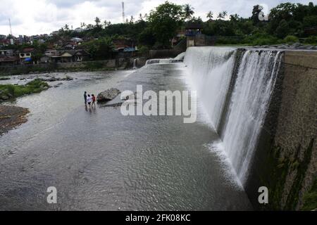 DENPASAR, INDONESIEN - 06. Januar 2021: Wasserfallfluß am tukad-Staudamm, Bali, Jauary 6, 2021 Stockfoto