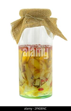 Hausgemachte chinesische medizinische Spirituosen in Glas. Infundierter Alkohol mit chinesischen Kräutern, isoliert auf weißem Hintergrund - Lakritz, Radix Ginseng, Goji-Beere, Stockfoto