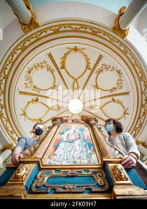 Lauren Masterman (links) und Dr. Hannah Thomas, Managerin für Sondersammlungen (rechts) von Bar Convent, bei der Enthüllung einer Sammlung bedeutender historischer Artefakte, die kürzlich von der St. Mary's School, Shaftesbury, geerbt wurden, im Bar Convent Living Heritage Center in York, Vor der Wiedereröffnung am 17. Mai. Das Highlight der Sammlung ist ein atemberaubendes Ostertide-Gemälde, das ursprünglich ein Herzstück der Shaftesbury Chapel war. Dieses speziell in Auftrag gegebene Gemälde zeigt Maria umgeben von lebendigen Engeln. Bilddatum: Dienstag, 27. April 2021. Stockfoto