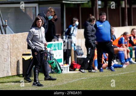 DARTFORD, Großbritannien, APRIL 25: Karen Hill, Managerin von Charlton Athletic Women während der FA Women's Championship zwischen Charlton Athletic Women und Stockfoto