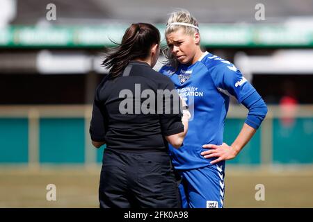 DARTFORD, Großbritannien, APRIL 25: Becky Salicki von Durham W.F.C wird von der Schiedsrichterin Louise Saunders während der FA Women's Championship zwischen Cha verwarnt Stockfoto