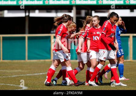 DARTFORD, Großbritannien, APRIL 25: TOR - Beth Lumsden von Charlton Athletic Women wird während der FA Women's Championship zwischen Charlton AT gratuliert Stockfoto