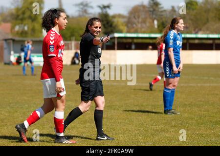 DARTFORD, Großbritannien, APRIL 25: Schiedsrichterin Louise Saunders während der FA Women's Championship zwischen Charlton Athletic Women und Durham Women bei VCD AT Stockfoto