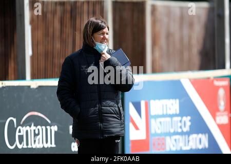 DARTFORD, Großbritannien, APRIL 25: Karen Hill, Managerin von Charlton Athletic Women während der FA Women's Championship zwischen Charlton Athletic Women und Stockfoto