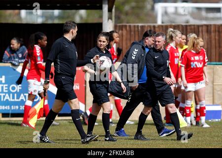 DARTFORD, Großbritannien, APRIL 25: Schiedsrichterin, Louise Saunders und ihre Assistenten während der FA Women's Championship zwischen Charlton Athletic Women und Dur Stockfoto