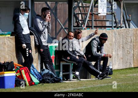 DARTFORD, Großbritannien, APRIL 25: Karen Hill, Managerin von Charlton Athletic Women während der FA Women's Championship zwischen Charlton Athletic Women und Stockfoto