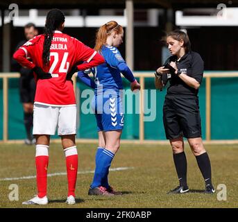 DARTFORD, Großbritannien, APRIL 25: Kathryn Hill von Durham W.F.C wird von der Schiedsrichterin Louise Saunders während der FA Women's Championship zwischen Cha gerügt Stockfoto