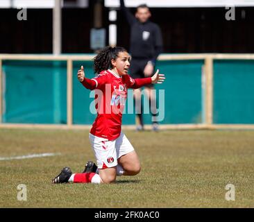 DARTFORD, Großbritannien, 25. APRIL: Jess King of Charlton Athletic Women ruft während der FA Women's Championship zwischen Charlton Athletic für das Foul auf Stockfoto