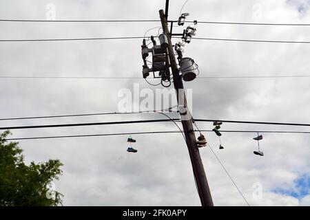 Laufschuhe baumeln von den Stromleitungen vor einem Laufschuhladen in Raleigh, North Carolina. Stockfoto