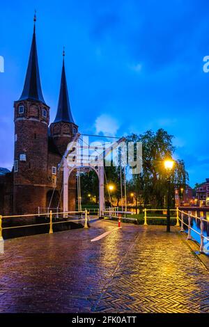 Oostport östliche Tor von Delft in der Nacht. Delft, Niederlande Stockfoto