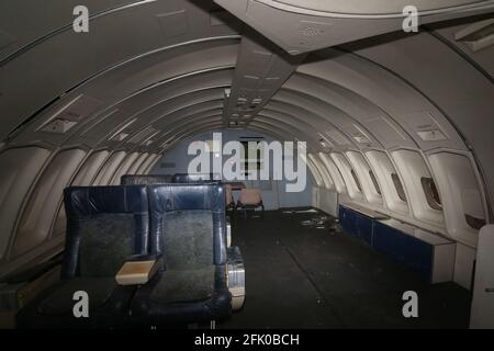 Glasgow Prestwick Airport, Prestwick, Ayrshire, Schottland, Großbritannien. Schwesterschiff zum berüchtigten Lockerbie-Flug Pan-am 103, der nach 15 Jahren auf der Skyline des Prestwick Airport abgebaut werden soll. Das pensionierte Oberdeck wird als Glamping-Pods für kranke Kinder wieder erscheinen.Sie flog erstmals 1970 mit United Airlines und wurde nach den ersten weiblichen Flughostessen in den dreißiger Jahren ‘The Original Eight’ genannt. Stockfoto