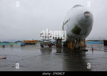 Glasgow Prestwick Airport, Prestwick, Ayrshire, Schottland, Großbritannien. Schwesterschiff zum berüchtigten Lockerbie-Flug Pan-am 103, der nach 15 Jahren auf der Skyline des Prestwick Airport abgebaut werden soll. Das pensionierte Oberdeck wird als Glamping-Pods für kranke Kinder wieder erscheinen.Sie flog erstmals 1970 mit United Airlines und wurde nach den ersten weiblichen Flughostessen in den dreißiger Jahren ‘The Original Eight’ genannt. Stockfoto