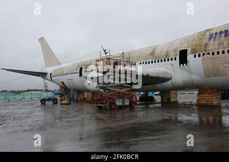 Glasgow Prestwick Airport, Prestwick, Ayrshire, Schottland, Großbritannien. Schwesterschiff zum berüchtigten Lockerbie-Flug Pan-am 103, der nach 15 Jahren auf der Skyline des Prestwick Airport abgebaut werden soll. Das pensionierte Oberdeck wird als Glamping-Pods für kranke Kinder wieder erscheinen.Sie flog erstmals 1970 mit United Airlines und wurde nach den ersten weiblichen Flughostessen in den dreißiger Jahren ‘The Original Eight’ genannt. Stockfoto
