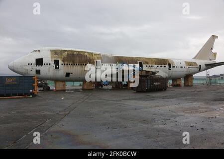 Glasgow Prestwick Airport, Prestwick, Ayrshire, Schottland, Großbritannien. Schwesterschiff zum berüchtigten Lockerbie-Flug Pan-am 103, der nach 15 Jahren auf der Skyline des Prestwick Airport abgebaut werden soll. Das pensionierte Oberdeck wird als Glamping-Pods für kranke Kinder wieder erscheinen.Sie flog erstmals 1970 mit United Airlines und wurde nach den ersten weiblichen Flughostessen in den dreißiger Jahren ‘The Original Eight’ genannt. Stockfoto