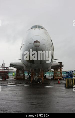 Glasgow Prestwick Airport, Prestwick, Ayrshire, Schottland, Großbritannien. Schwesterschiff zum berüchtigten Lockerbie-Flug Pan-am 103, der nach 15 Jahren auf der Skyline des Prestwick Airport abgebaut werden soll. Das pensionierte Oberdeck wird als Glamping-Pods für kranke Kinder wieder erscheinen.Sie flog erstmals 1970 mit United Airlines und wurde nach den ersten weiblichen Flughostessen in den dreißiger Jahren ‘The Original Eight’ genannt. Stockfoto