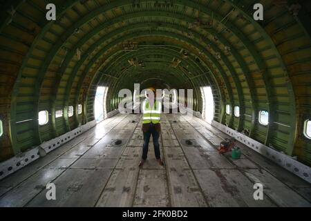 Glasgow Prestwick Airport, Prestwick, Ayrshire, Schottland, Großbritannien. Schwesterschiff zum berüchtigten Lockerbie-Flug Pan-am 103, der nach 15 Jahren auf der Skyline des Prestwick Airport abgebaut werden soll. Das pensionierte Oberdeck wird als Glamping-Pods für kranke Kinder wieder erscheinen.Sie flog erstmals 1970 mit United Airlines und wurde nach den ersten weiblichen Flughostessen in den dreißiger Jahren ‘The Original Eight’ genannt. Stockfoto