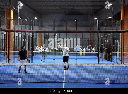 Padel ist ein Schlägersport, der die Elemente Tennis, Squash und Badminton kombiniert. Padel ist der am schnellsten wachsende Sport der Welt. Foto: Anders Wiklund / TT / Code 10040 Stockfoto