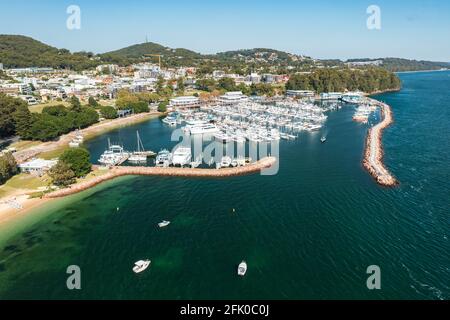 Luftaufnahme des Yachthafens von Nelson Bay, des Wellenbrechers und der Stadt, mit dem Wasser von Port Stephens, Australien. Stockfoto