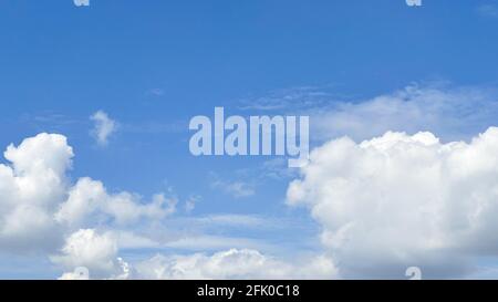 Schöner blauer Himmel Hintergrund, um Textnachricht einzubringen. Stockfoto