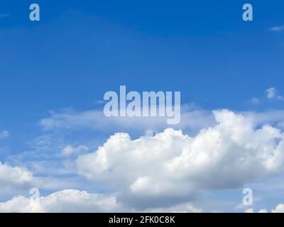 Schöner blauer Himmel Hintergrund, um Textnachricht einzubringen. Stockfoto