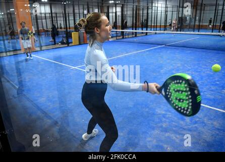 Padel ist ein Schlägersport, der die Elemente Tennis, Squash und Badminton kombiniert. Padel ist der am schnellsten wachsende Sport der Welt. Foto: Anders Wiklund / TT / Code 10040 Stockfoto