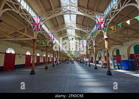 Innenraum des historischen Fahrradtaschen-Markts in Barnstaple, Devon, Großbritannien Stockfoto