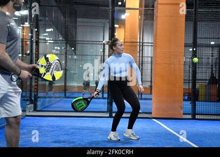 Padel ist ein Schlägersport, der die Elemente Tennis, Squash und Badminton kombiniert. Padel ist der am schnellsten wachsende Sport der Welt. Foto: Anders Wiklund / TT / Code 10040 Stockfoto