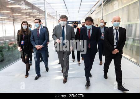 Der französische Juniortransportminister Jean-Baptiste Djebbari, ADP-CEO Augustin de Romanet und der Juniorminister für die digitale Wirtschaft Cedric O besuchen am 27. April 2021 im Rahmen der Experimente „TousAntiCovid Carnet“ den Flughafen Paris-Orly in Orly, südlich von Paris. Das Experiment auf Flügen nach Korsika geht einer europäischen Maßnahme voraus, die es EU-Bürgern ermöglichen würde, diesen Sommer über den 27-Staaten-Block mit einem digitalen Zertifikat zu reisen. Foto BU Eric Tschaen/Pool/ABACAPRESS.COM Stockfoto