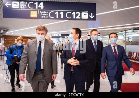 Der französische Juniortransportminister Jean-Baptiste Djebbari, ADP-CEO Augustin de Romanet und der Juniorminister für die digitale Wirtschaft Cedric O besuchen am 27. April 2021 im Rahmen der Experimente „TousAntiCovid Carnet“ den Flughafen Paris-Orly in Orly, südlich von Paris. Das Experiment auf Flügen nach Korsika geht einer europäischen Maßnahme voraus, die es EU-Bürgern ermöglichen würde, diesen Sommer über den 27-Staaten-Block mit einem digitalen Zertifikat zu reisen. Foto BU Eric Tschaen/Pool/ABACAPRESS.COM Stockfoto