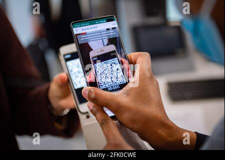 Ein Passagier zeigt sein Mobiltelefon mit einem hochgeladenen Antigen- und PCR-Test vor dem Abflug am 27. April 2021 auf dem Flughafen Paris-Orly in Orly, südlich von Paris, während französische Regierungsmitglieder den Flughafen im Rahmen der Experimente „TousAntiCovid Carnet“ besuchen. Das Experiment auf Flügen nach Korsika geht einer europäischen Maßnahme voraus, die es EU-Bürgern ermöglichen würde, diesen Sommer über den 27-Staaten-Block mit einem digitalen Zertifikat zu reisen. Foto BU Eric Tschaen/Pool/ABACAPRESS.COM Stockfoto