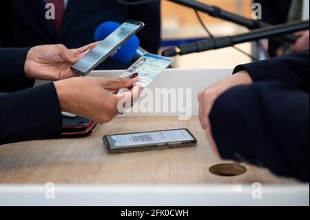Ein Passagier zeigt sein Mobiltelefon mit einem hochgeladenen Antigen- und PCR-Test vor dem Abflug am 27. April 2021 auf dem Flughafen Paris-Orly in Orly, südlich von Paris, während französische Regierungsmitglieder den Flughafen im Rahmen der Experimente „TousAntiCovid Carnet“ besuchen. Das Experiment auf Flügen nach Korsika geht einer europäischen Maßnahme voraus, die es EU-Bürgern ermöglichen würde, diesen Sommer über den 27-Staaten-Block mit einem digitalen Zertifikat zu reisen. Foto BU Eric Tschaen/Pool/ABACAPRESS.COM Stockfoto