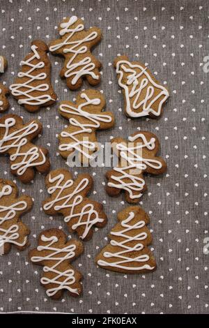 Vertikale Aufnahme von leckeren hausgemachten Ingwer-Cookies Stockfoto