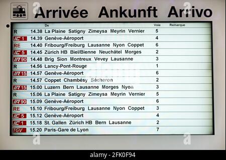 Bildschirm für die Ankunft der Züge mit Service- und Bahnsteigszeiten für Züge, die am Bahnhof Genf-Cornavin ankommen. Schweiz. (101) Stockfoto