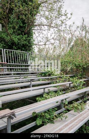 Verlassene Tribüne vor einem Baseballplatz in der Toskana Italien Stockfoto