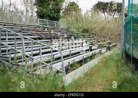 Verlassene Tribüne vor einem Baseballplatz in der Toskana Italien Stockfoto