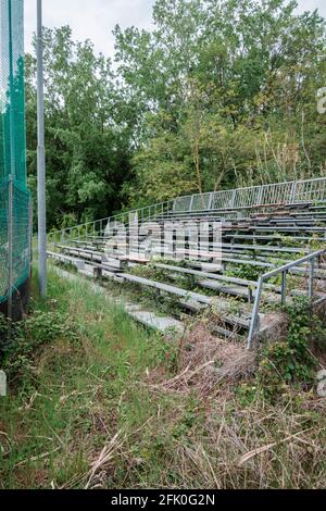 Verlassene Tribüne vor einem Baseballplatz in der Toskana Italien Stockfoto