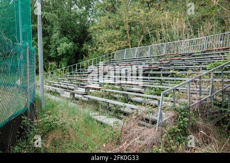 Verlassene Tribüne vor einem Baseballplatz in der Toskana Italien Stockfoto